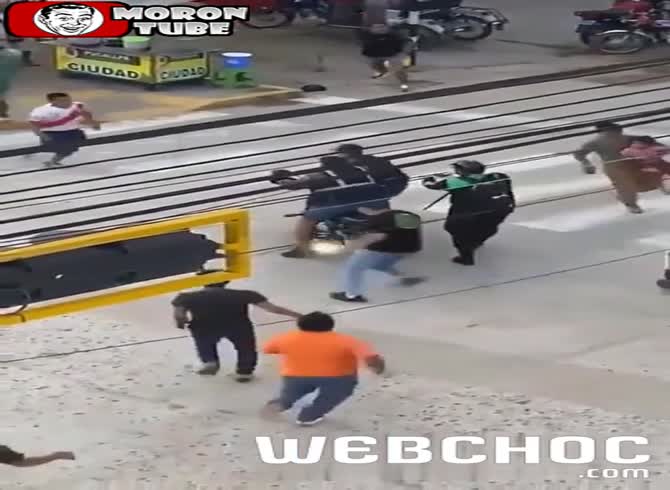 Video :Instant karma - furious witnesses disarm and punish the kidnapper